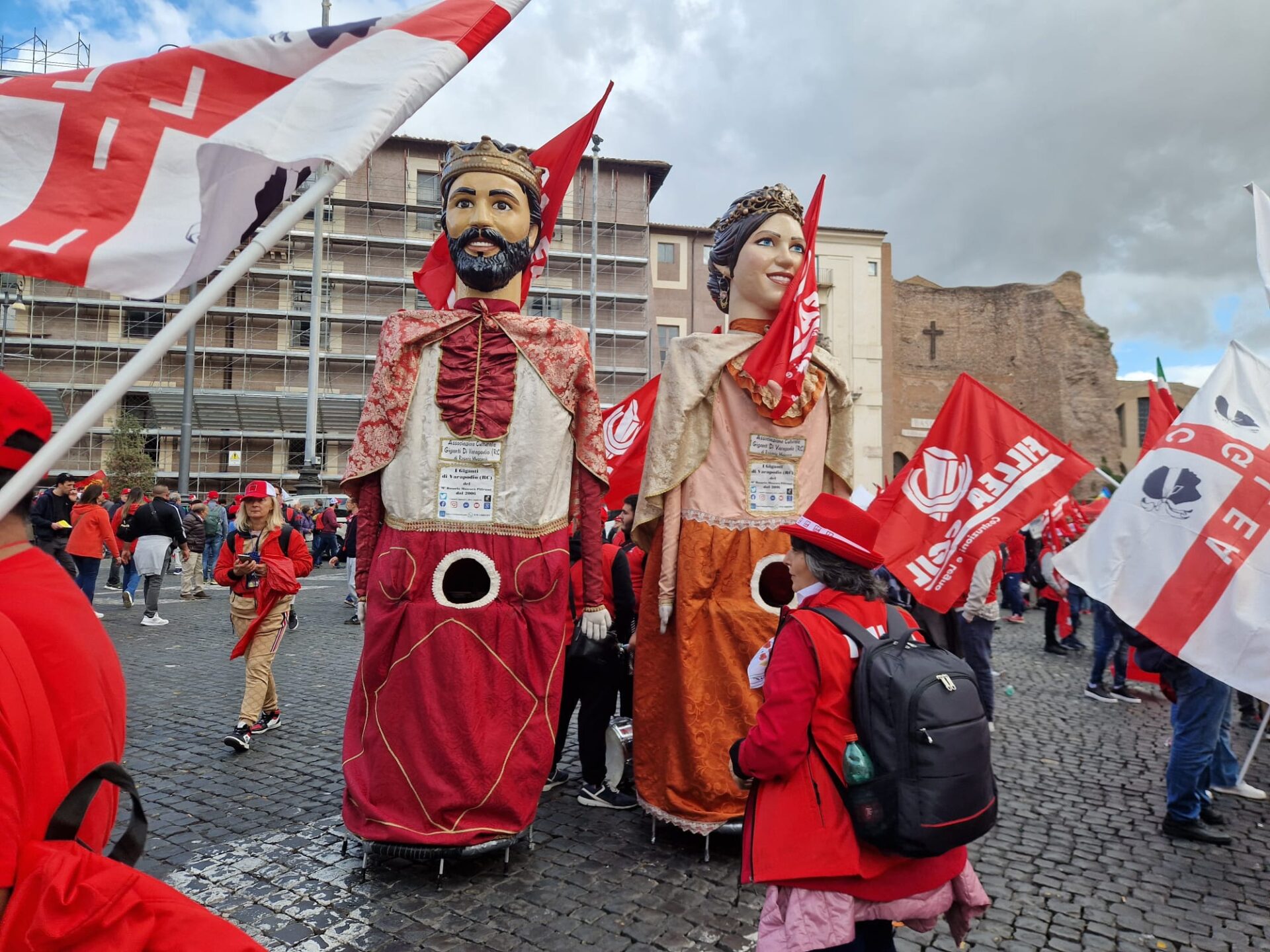 cgil-in-piazza-a-roma-per-salari-e-pensioni:-in-testa-le-donne.-landini:-“manovra?-se-non-cambia-pronti-allo-sciopero”