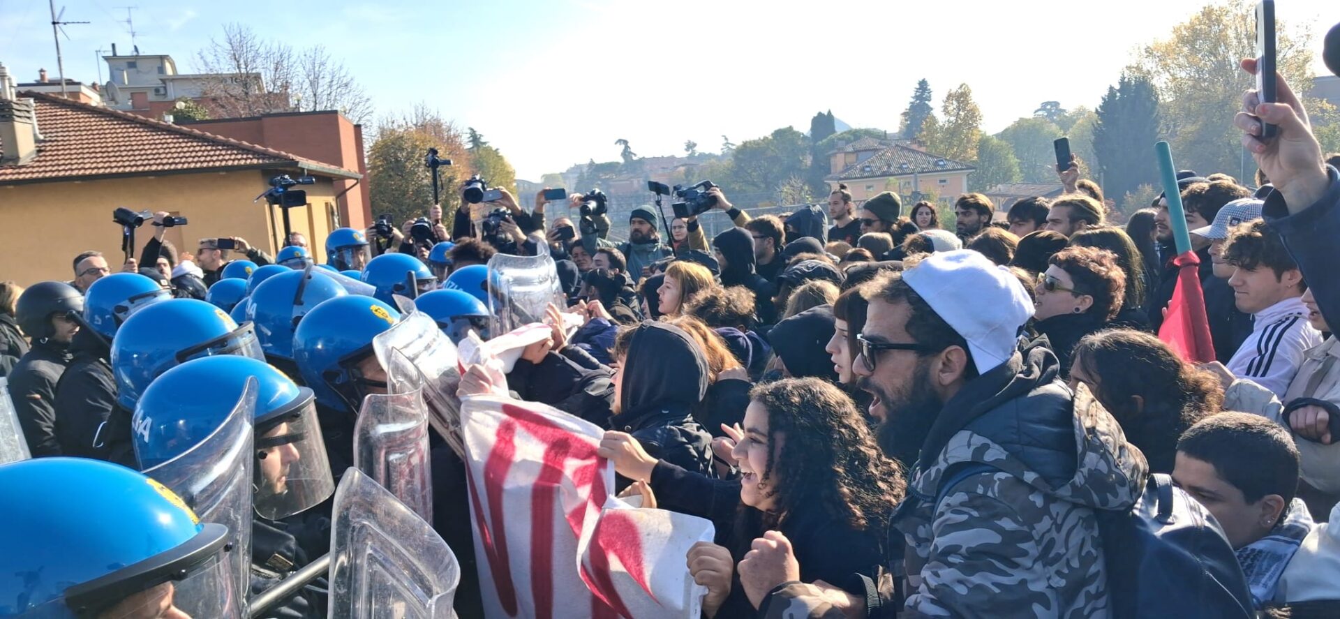 foto-|-video-|-‘no-meloni-day’-a-bologna,-spintoni-e-tensione-tra-studenti-e-polizia