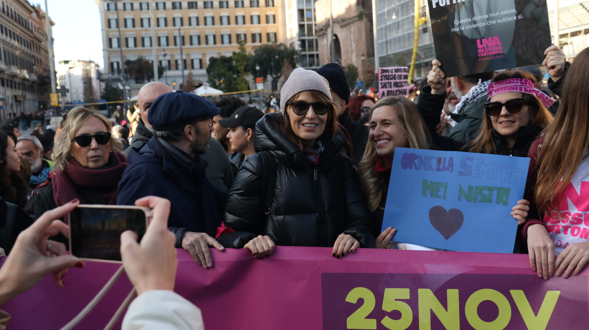 migliaia-a-roma-contro-la-violenza-di-genere.-cortellesi:-“sconforto-per-le-parole-di-nordio”