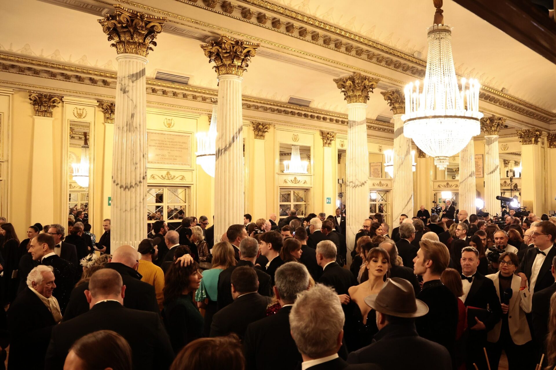 alla-prima-della-scala-in-scena-l’opera-russa-‘lady-macbeth’.-l’applauso-a-segre,-l’assenza-del-governo-e-le-proteste
