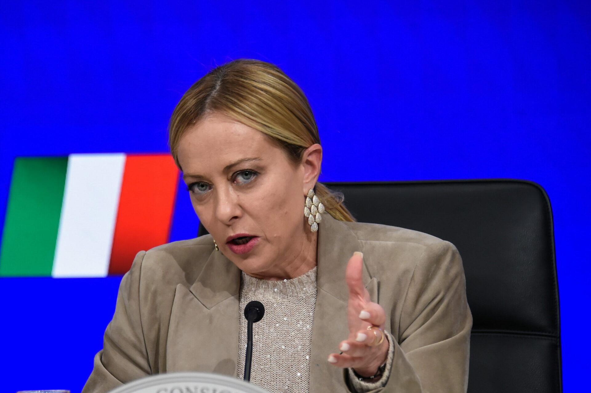 migranti,-meloni:-“il-modello-albania-funzionera,-piaccia-o-no-alla-sinistra”.-e-attacca-di-nuovo-i-magistrati