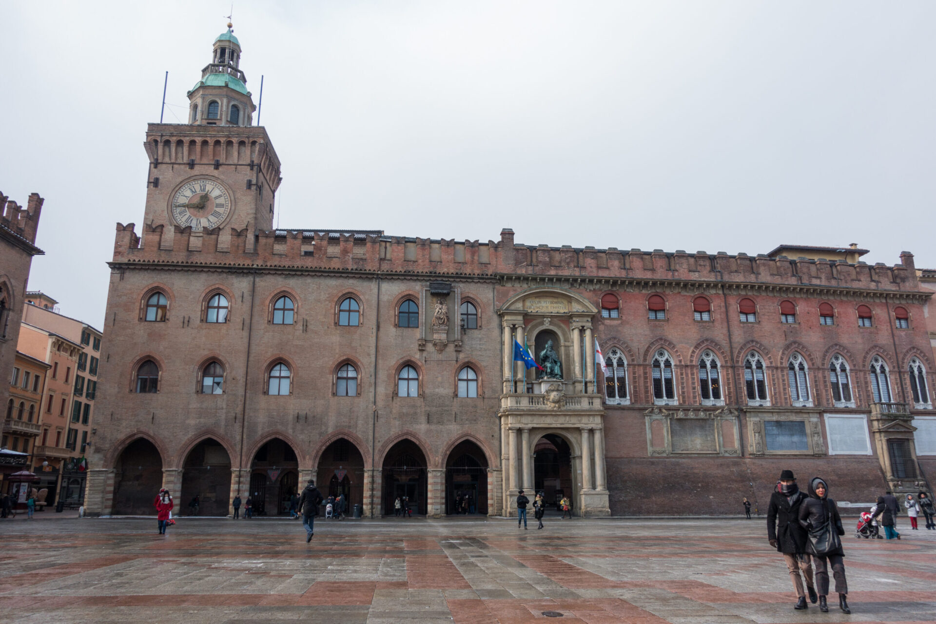 il-palazzo-del-comune-di-bologna-ora-ha-lo-‘scudo-blu’,-non-si-puo-bombardare-in-caso-di-guerra:-cosa-significa
