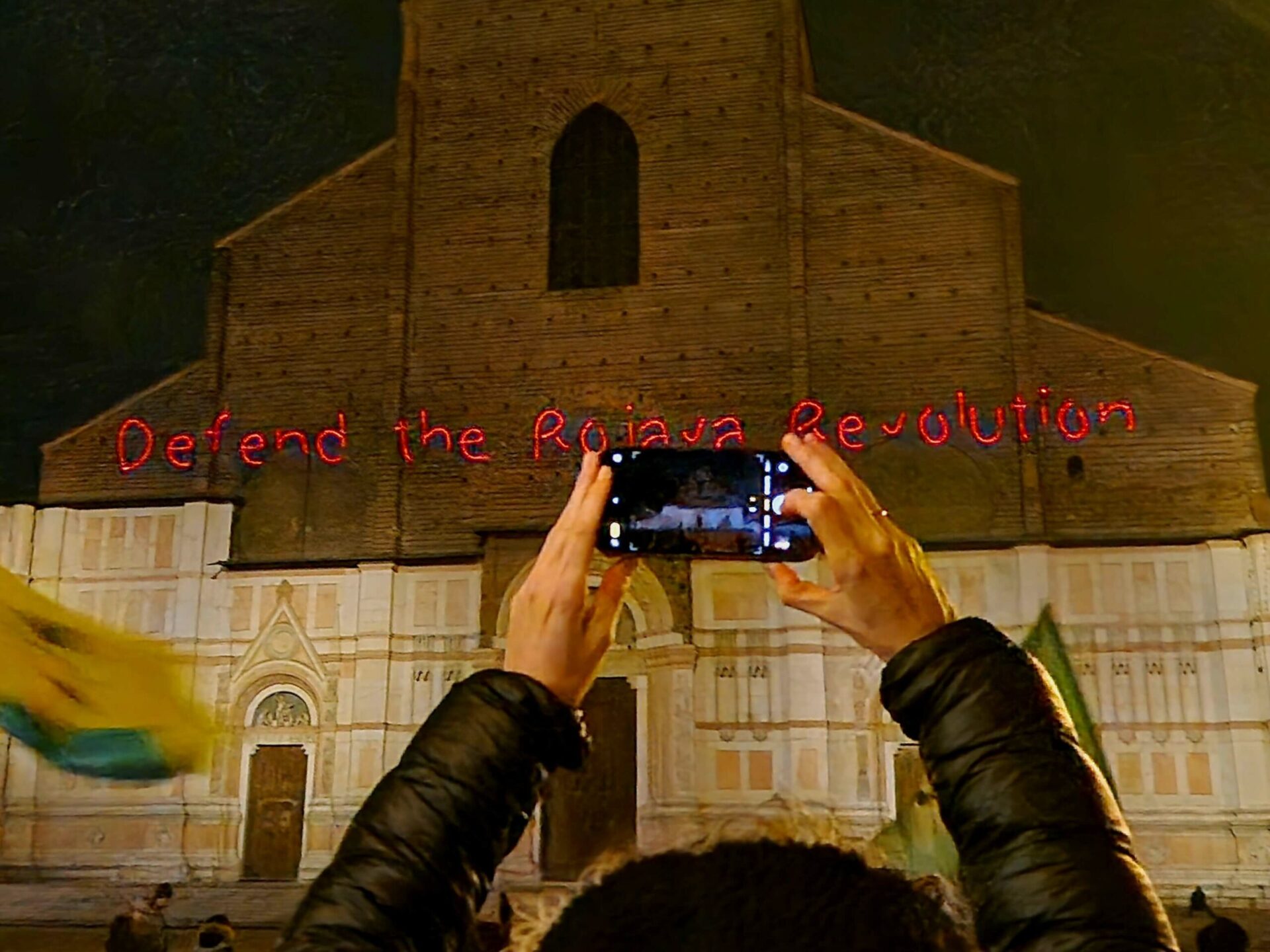 video-|-foto-|-a-bologna-col-cuore-in-siria-e-iran:-proiettate-le-scritte-“free-kurdistan”-e-“fuck-ayatollah”