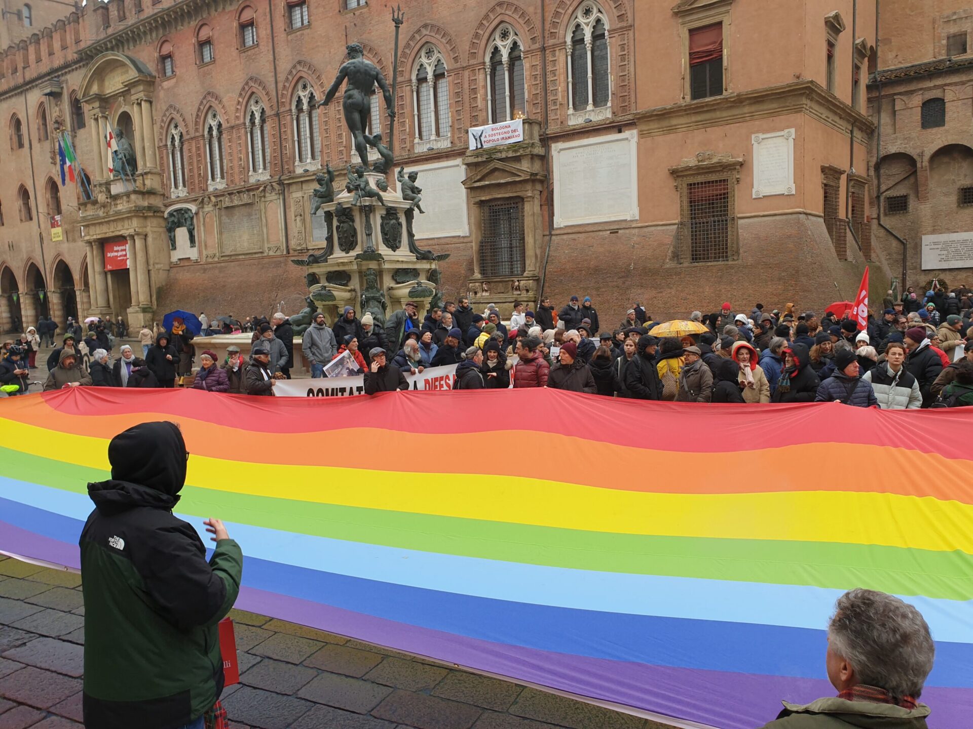 a-bologna-la-piazza-‘anti-trump’-divide-gli-iraniani:-“inviate-mail-per-fermarci”
