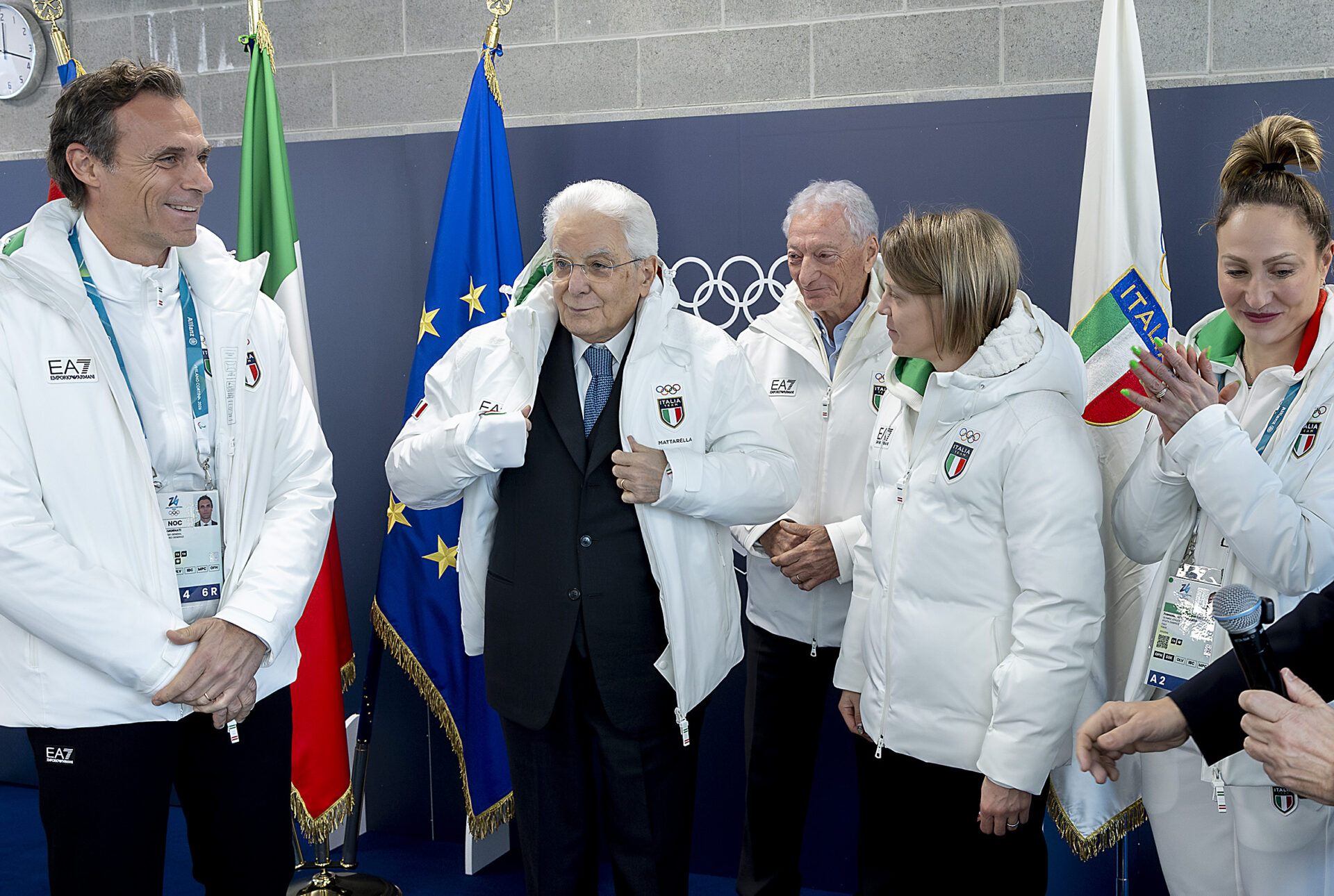 video-|-milano-cortina-2026,-mattarella-scherza-con-gli-atleti:-“sono-leggermente-fuori-eta-per-le-olimpiadi”