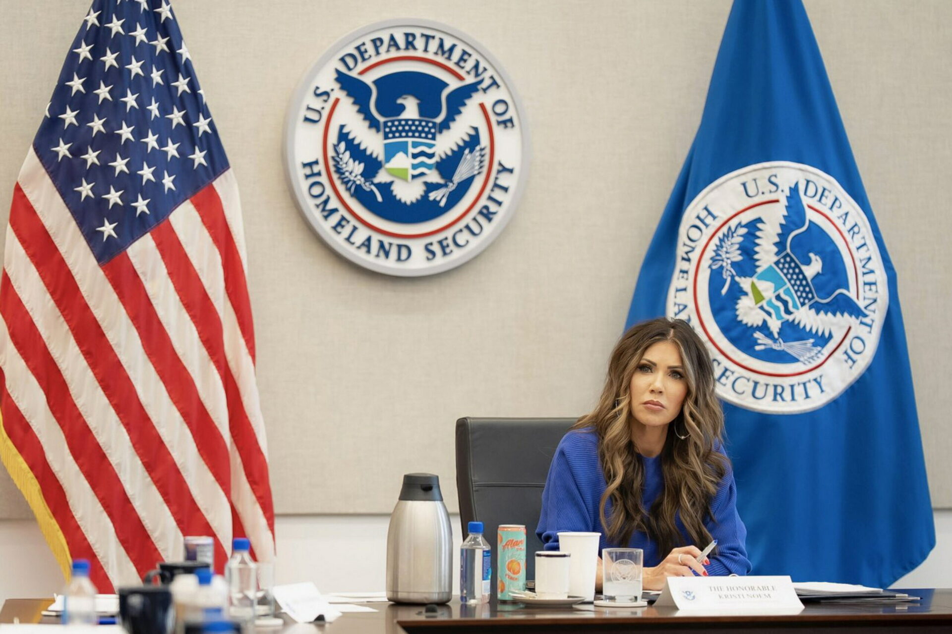 usa,-trump-licenzia-la-segretaria-per-la-sicurezza-interna-kristi-noem.-al-suo-posto-un-ex-professionista-di-mma