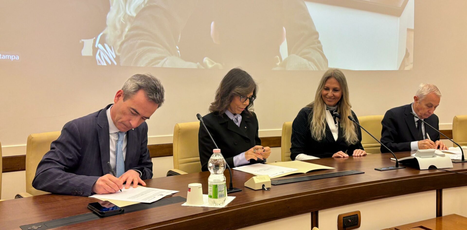 video-|-firmato-il-manifesto-contro-l’inquinamento-dell’acqua:-“sono-piu-di-10mila-le-sostanze-chimiche,-priorita-salute-e-ambiente”