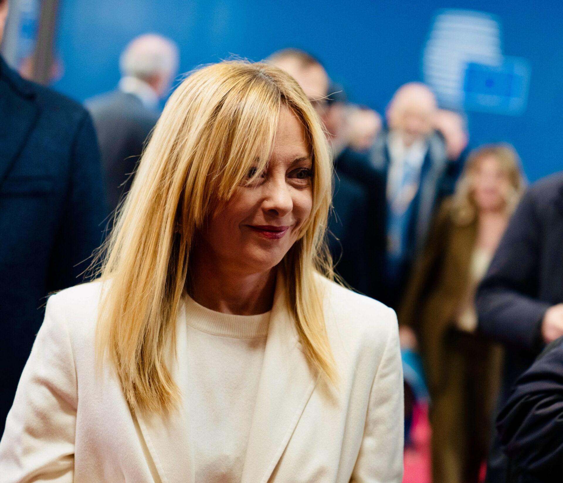 meloni-al-consiglio-ue:-dal-caro-energia-all’iran-e-ucraina,-fino-a-schlein-e-delmastro