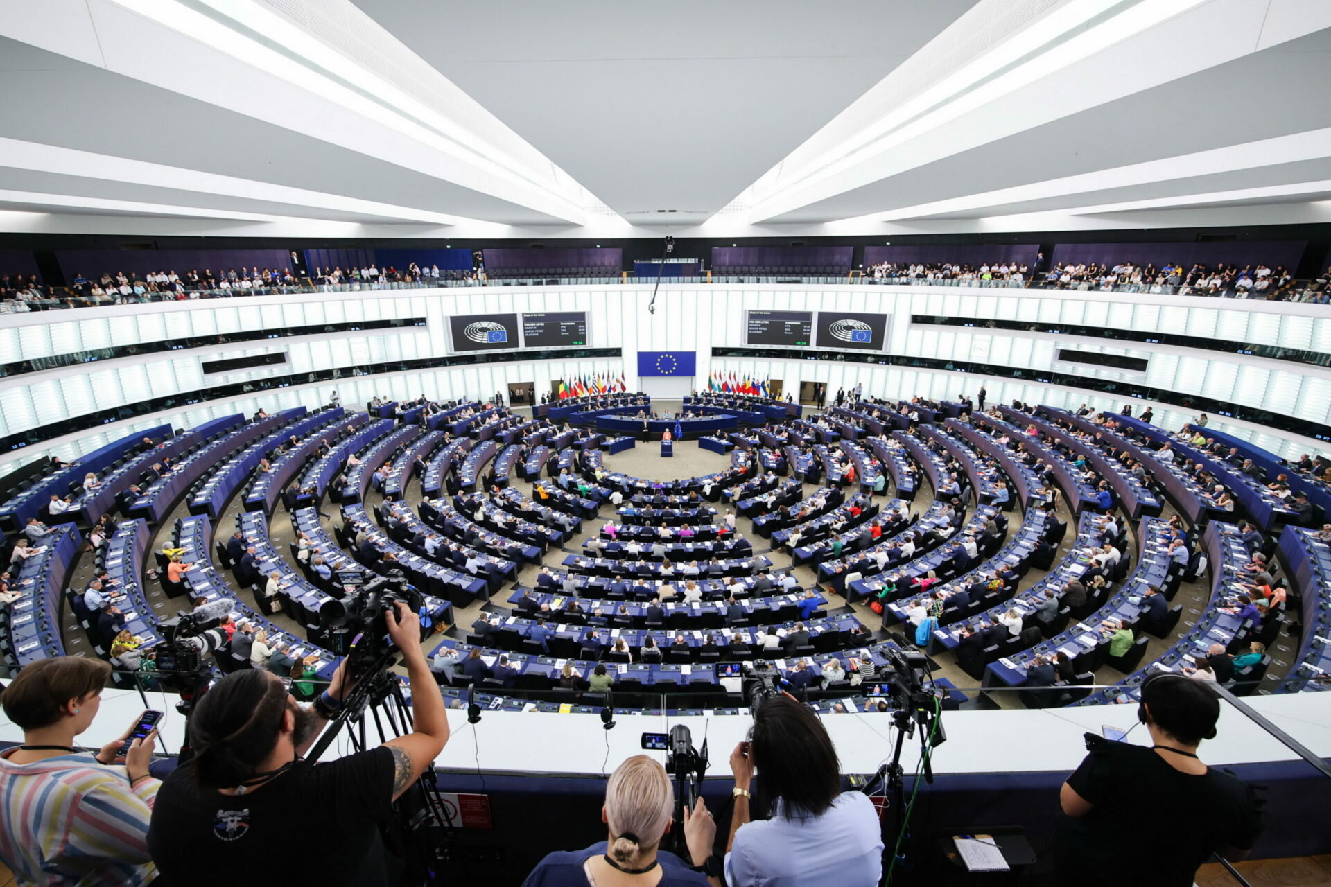 video-|-migranti,-il-parlamento-europeo-approva-la-stretta-sui-rimpatri.-meloni-soddisfatta-:-“e-la-direzione-giusta”