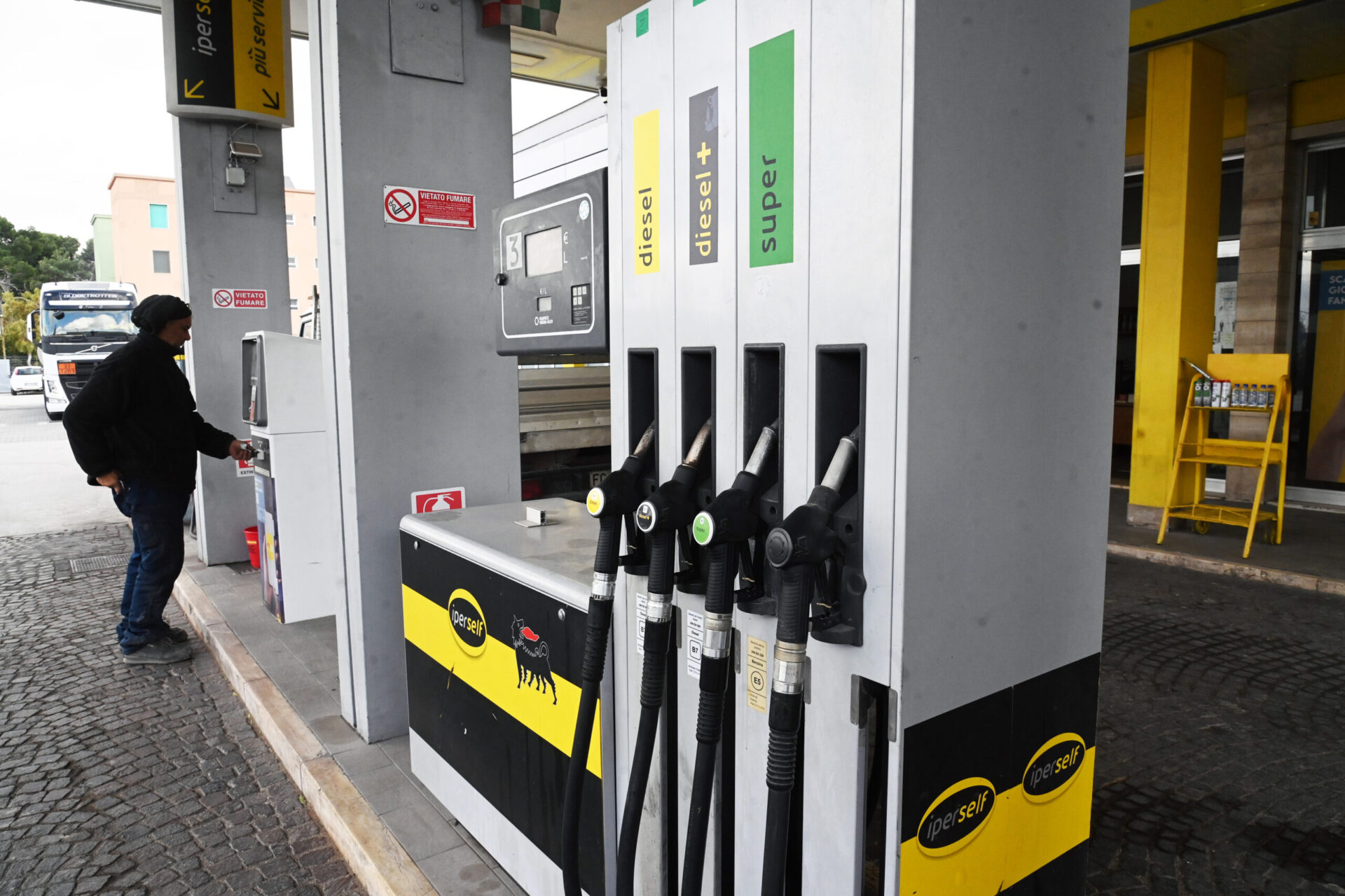 fonti-governo:-“pronto-un-nuovo-taglio-delle-accise-sulla-benzina”.-diesel-oltre-i-2-euro