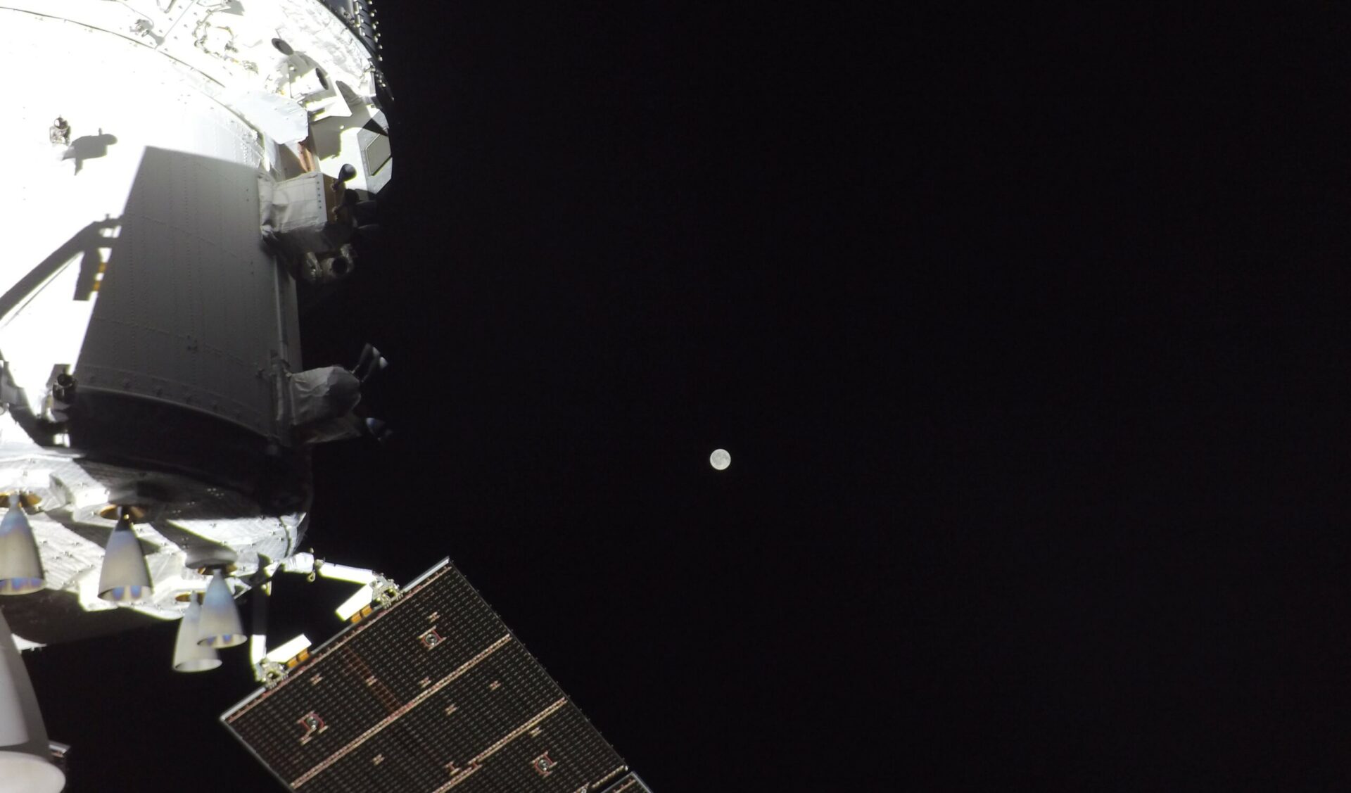 foto-|-artemis-ii-e-“a-meta-strada”:-ecco-la-terra-e-la-luna-come-non-le-avete-mai-viste