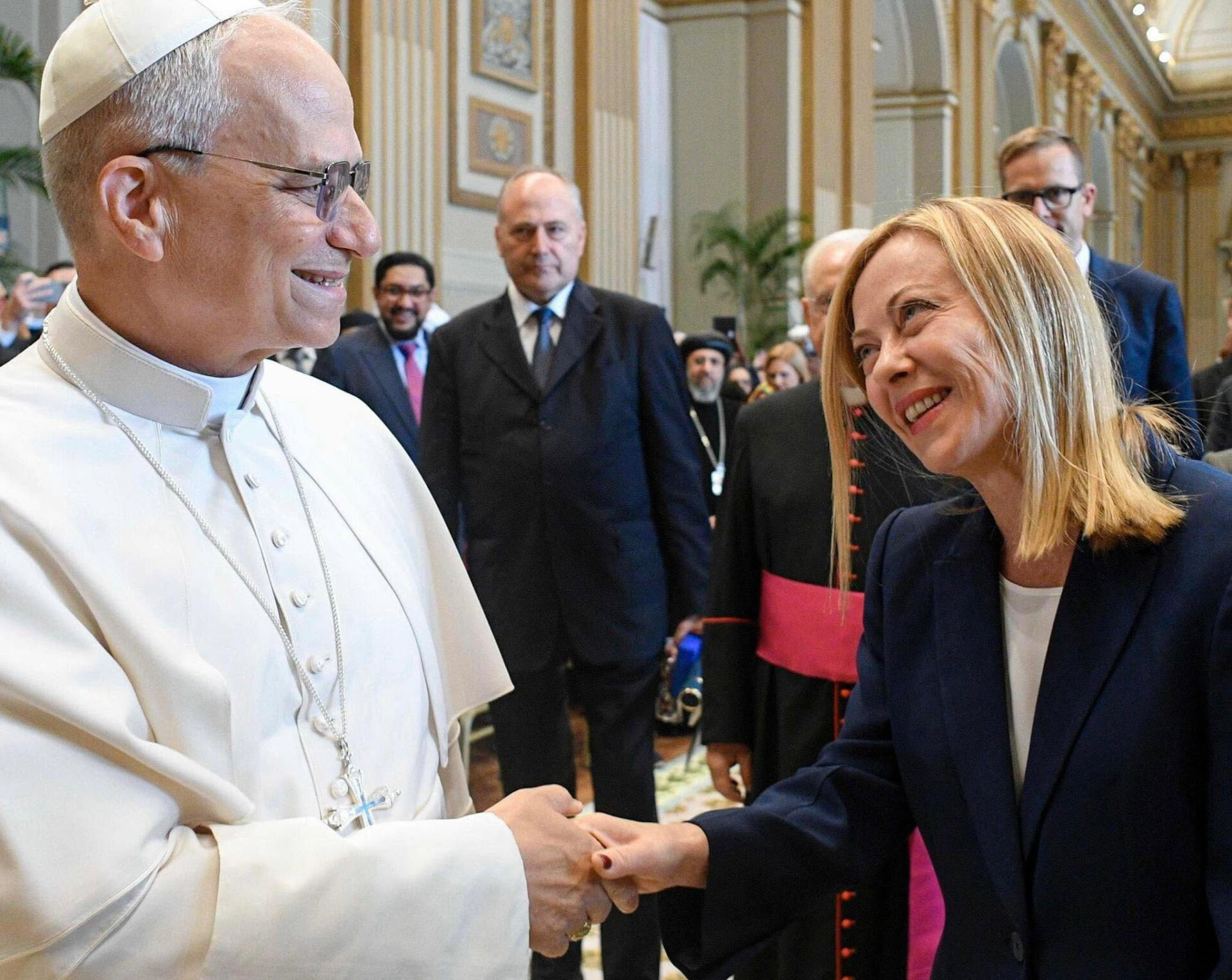meloni-dalla-parte-del-papa:-“non-mi-sentirei-a-mio-agio-se-i-leader-religiosi-facessero-quello-che-dicono-i-leader-politici”