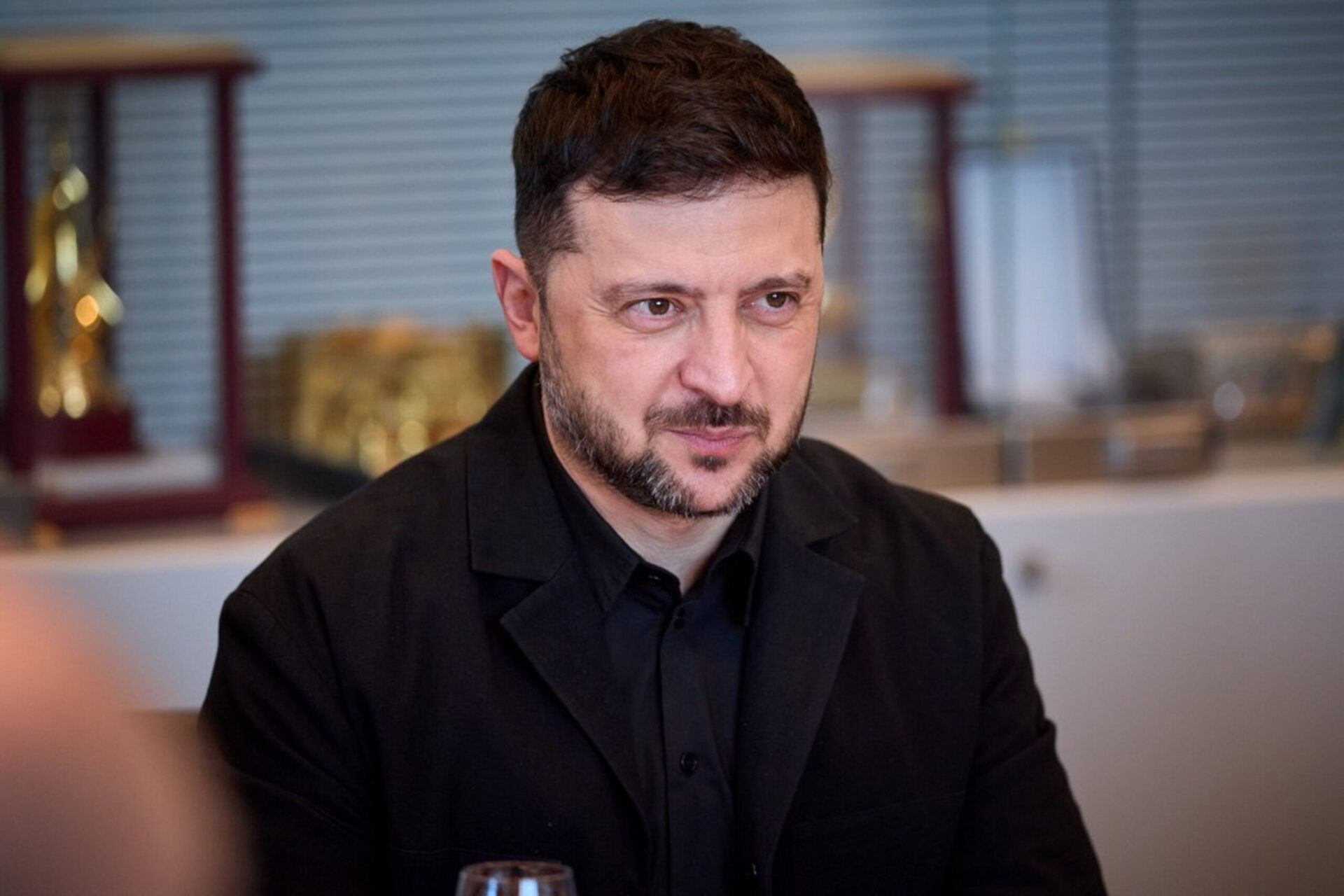 un-16enne-muore-in-un-raid-nel-nord-dell’ucraina.-zelensky:-“ogni-dollaro-pagato-per-il-petrolio-russo-e-denaro-per-la-guerra”