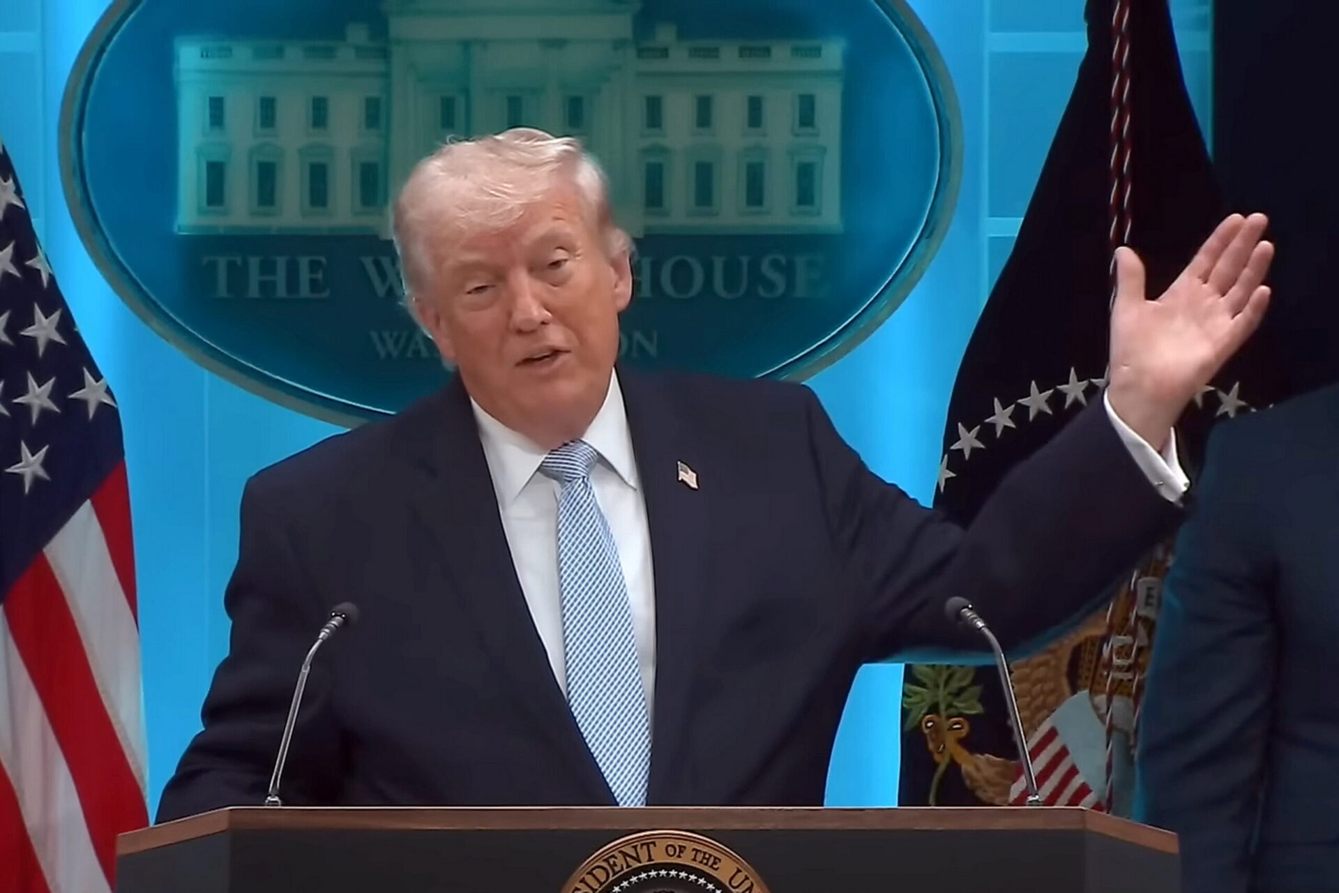 trump-aumenta-i-dazi-su-auto-e-camion-del-25%:-“l’unione-europea-non-rispetta-il-nostro-accordo-commerciale”