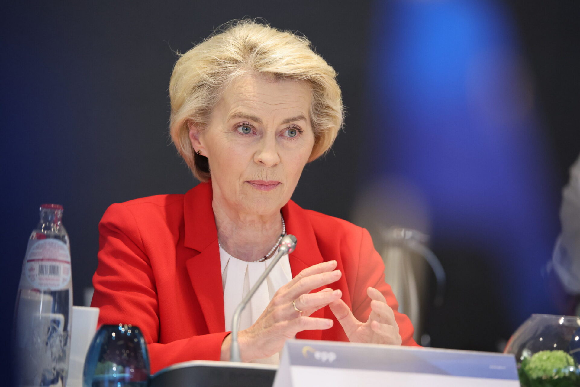 von-der-leyen:-“allarmi,-scuole-chiuse,-trasporti-interrotti,-cosi-la-russia-destabilizza-l’europa”