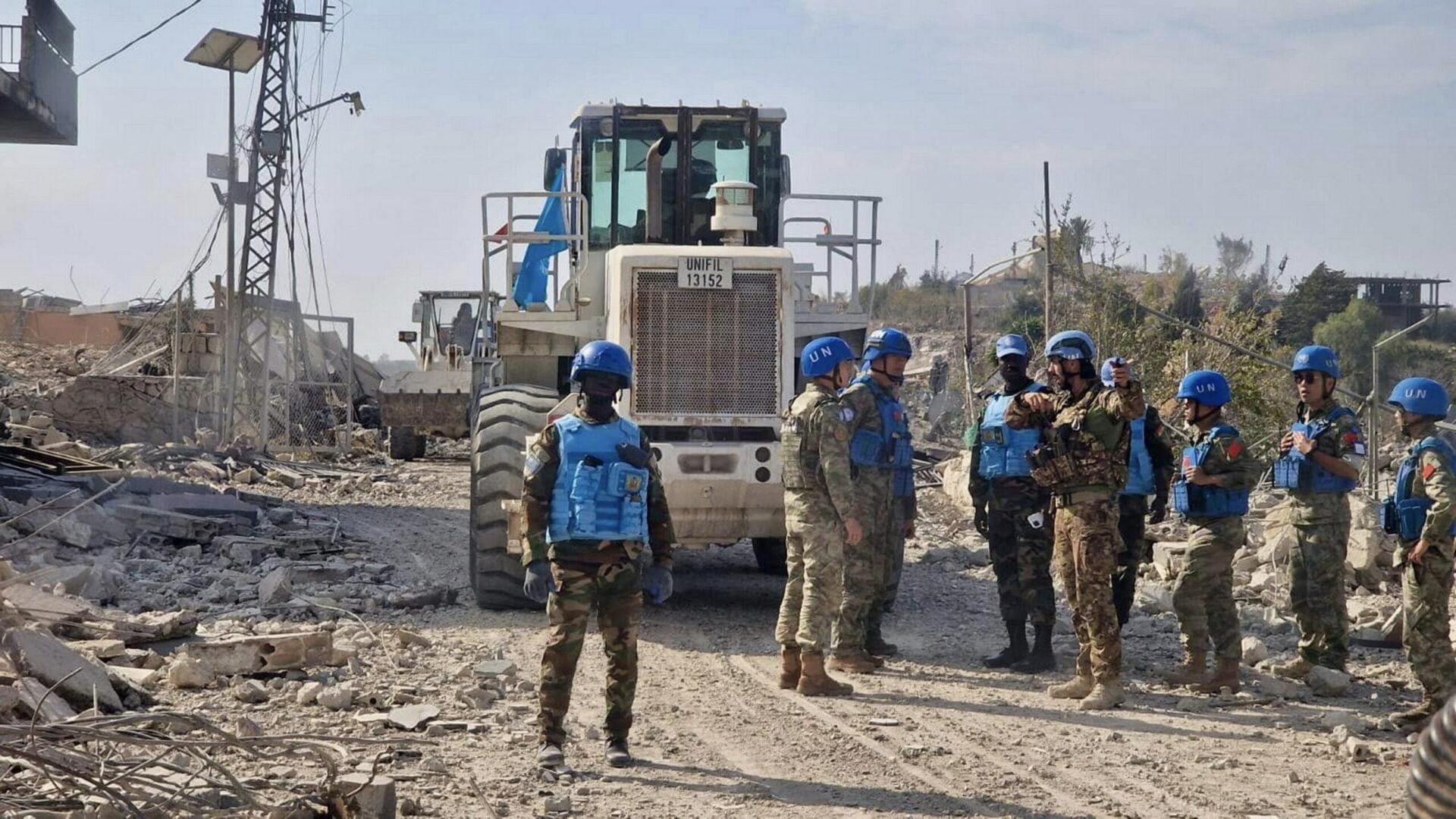 in-libano-colpi-di-mortaio-contro-base-unifil:-morto-un-casco-blu,-altri-due-sono-feriti