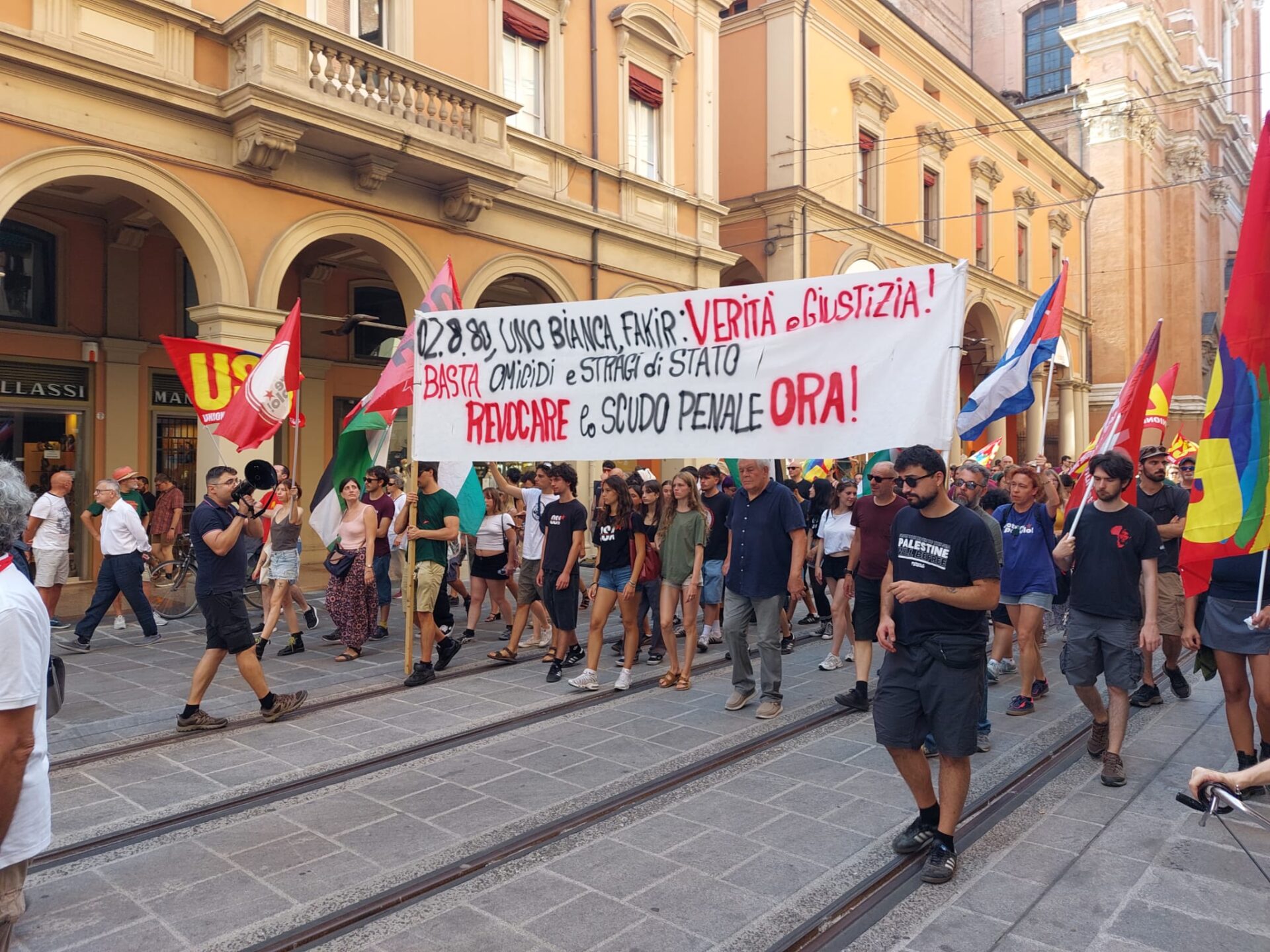 al-corteo-del-2-agosto-striscione-per-fakir:-“revocare-lo-scudo-penale-ora”.-lepore:-“altro-che-citta-dell’odio,-aiutiamo-i-fragili”