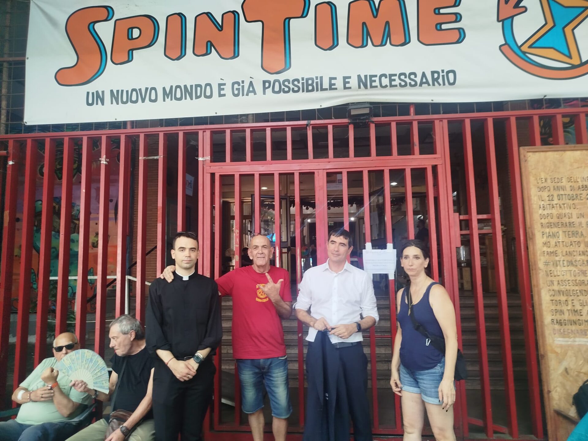 spin-time,-il-comune-di-roma-ha-chiesto-di-acquistarlo.-fratoianni-al-caldo-con-gli-abitanti:-“farli-rientrare-subito”