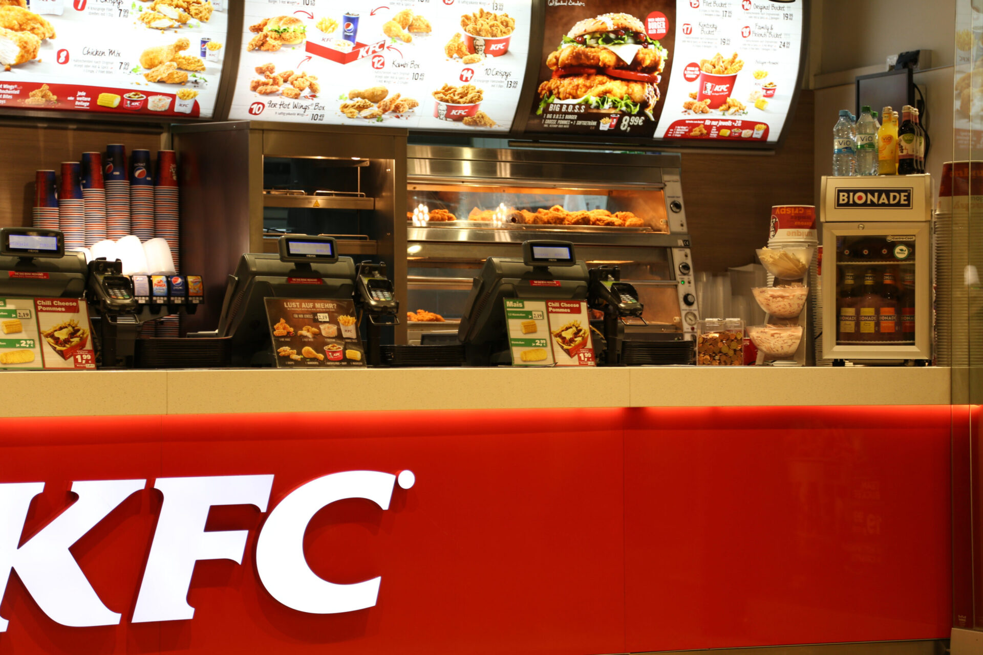 pollo-fritto-a-vita-se-hai-il-tatuaggio-con-il-logo-di-kfc:-bufera-sull’iniziativa-a-modena