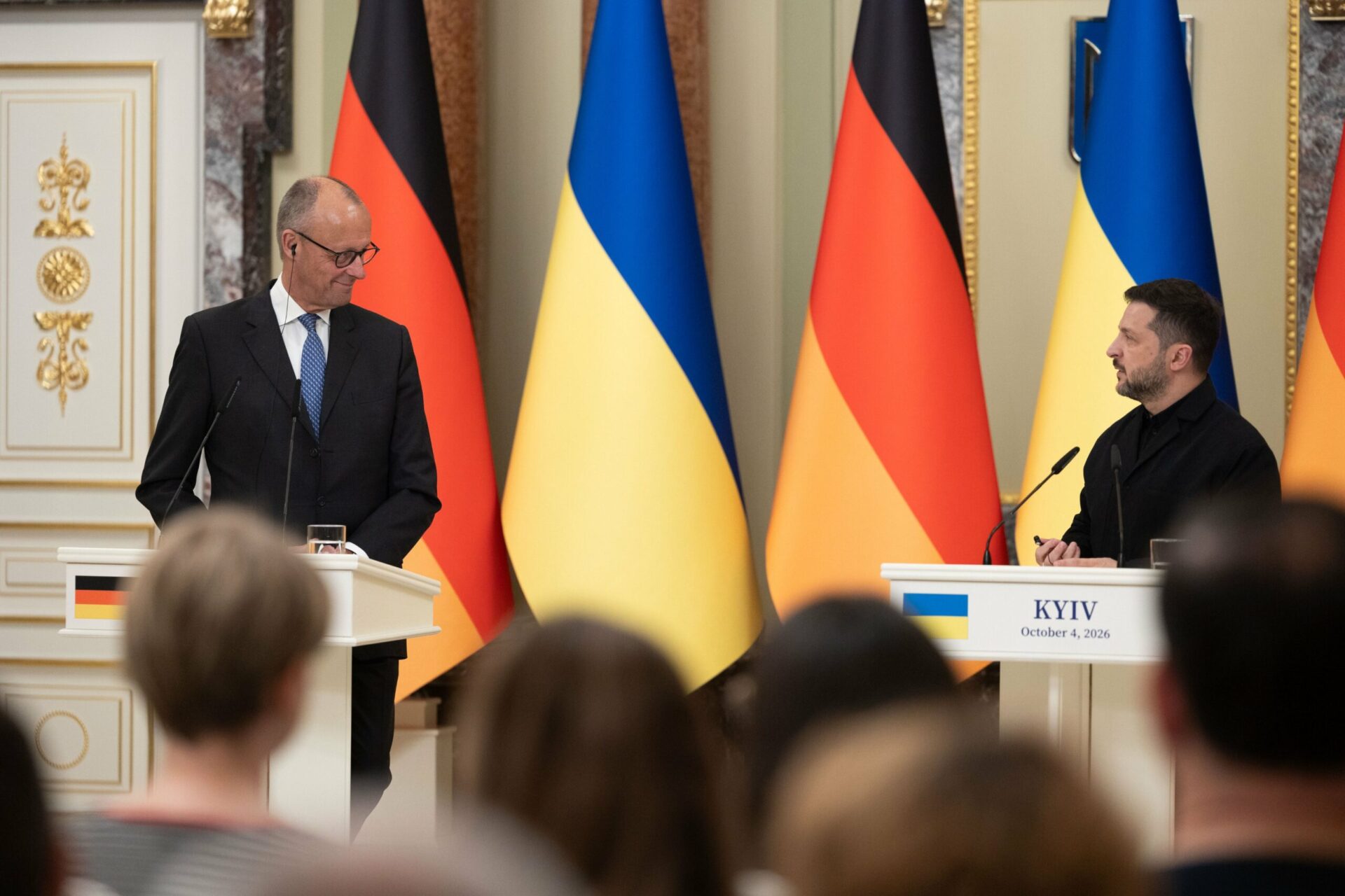 ucraina,-zelensky:-“gli-usa-vogliono-colloqui-trilaterali-con-la-russia-entro-ottobre”.-con-merz-sotto-le-bombe-a-kiev:-“insieme,-piu-forti”