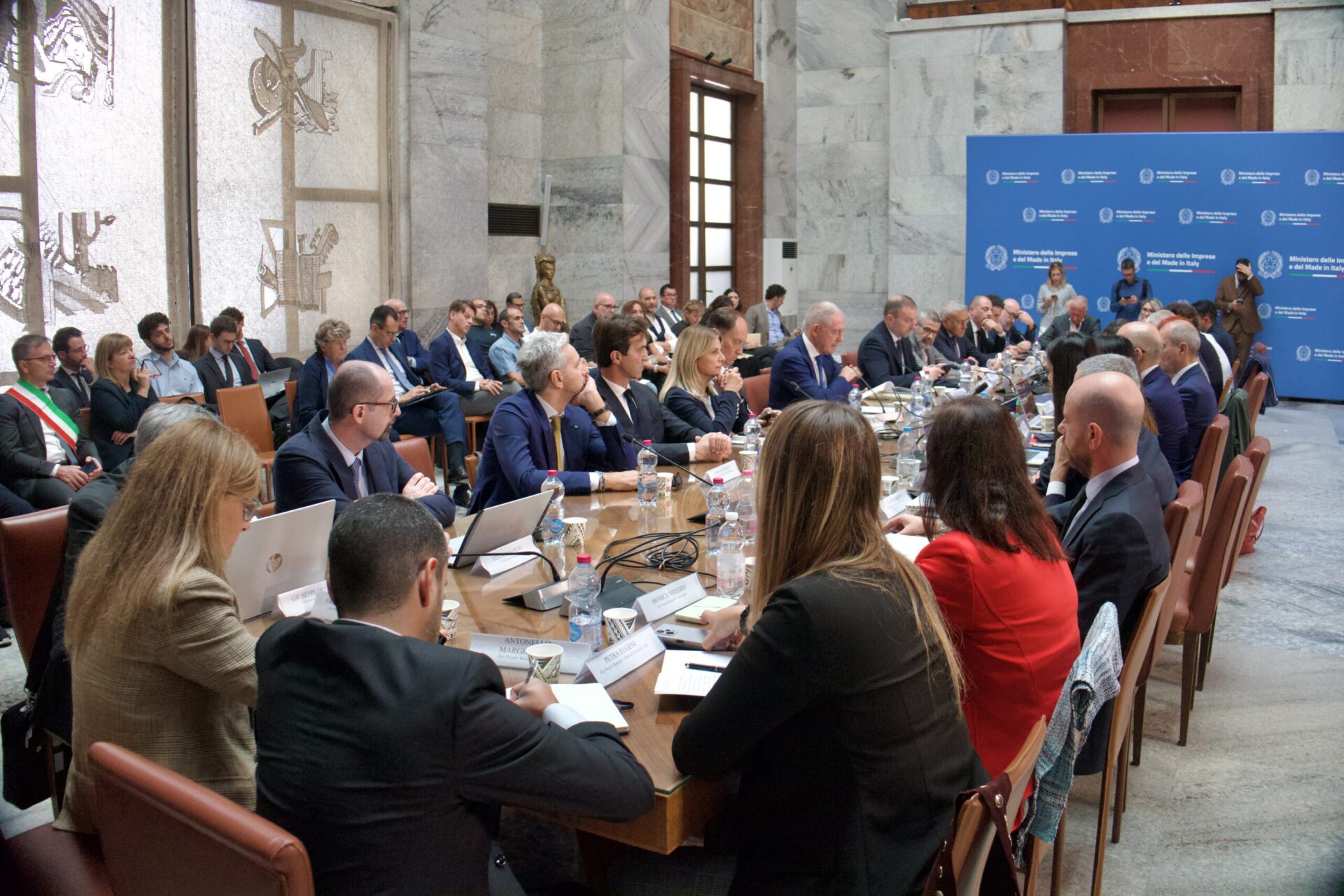 electrolux,-il-piano-cambia:-“non-piu-licenziamenti-ma-1250-uscite-volontarie-in-3-anni”.-investimenti-per-90-milioni